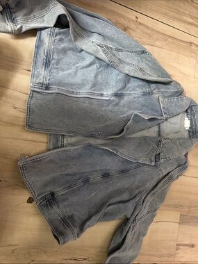 Women's Light Wash Denim Jacket - Casual Layering